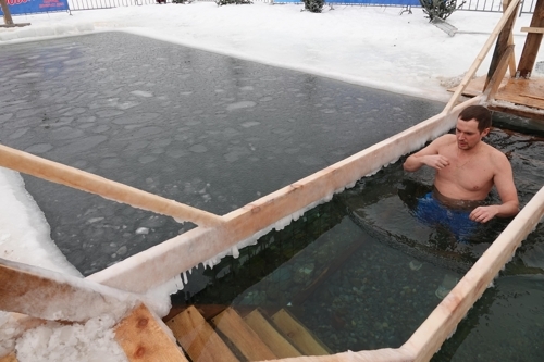 러시아 정교회 신자들은 주현절을 맞아 자신의 죄를 용서받기 위해 혹한 속 얼음물에 뛰어들고 있다.