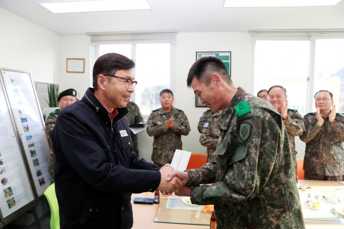 김철우 전남 보성군수가 20일, 설 명절을 대비해 지역 방위와 치안 유지에 온 힘을 쏟고 있는 군·경·예비군을 위문했다. 이날 김 군수는 보성경찰서, 보성군 예비군 지역대를 방문해 “병역의무 수행에 어려움이 많겠지만 군민의 안위를 위해 지역방위와 치안유지에 최선을 다해줄 것”을 당부했으며 의무경찰 및 군 장병, 예비군들에게 감사의 뜻으로 보성사랑 상품권을 전달했다. /전남 보성군=제공