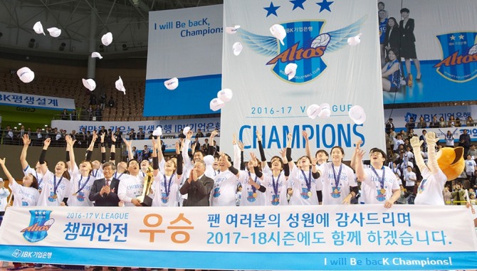 IBK기업은행알토스 배구단이 2016-2017 V리그 챔피언전 우승을 차지한 뒤 기념촬영을 하고 있다. 사진=기업은행