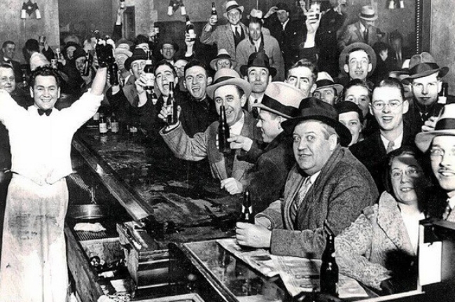 사진은 1933년 금주법이 폐지되면서 선술집에서 환호를 하고 있는 술꾼들.
