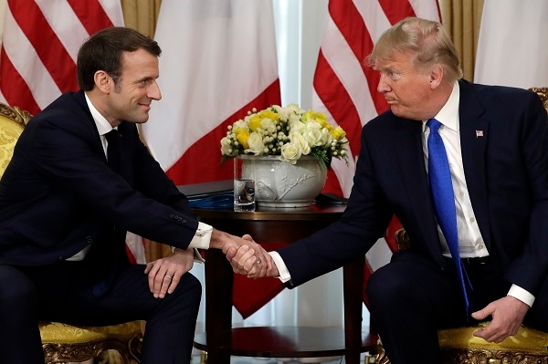 디지털세를 둘러싸고 갈등을 벌여온 미국과 프랑스가 휴전을 선언했다. 사진은 NATO 정상회의 참석차 런던을 방문한 도널드 트럼프(오른쪽) 미국 대통령이 지난해 12월초 에마뉘엘 마크롱 프랑스 대통령과 만나 악수하고 있는 모습. 사진=AP/뉴시스