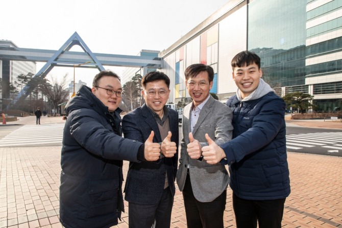 삼성전자와 협력사 임직원들이 삼성전자 화성캠퍼스에서 동반성장을 위한 협력을 다짐하고 있다. 사진 왼쪽부터 파인텍 최창훈 사원, 파인텍 이경근 상무, 삼성전자 DS부문 상생협력센터 김창한 전무, 파인텍 정태관 사원. 사진=삼성전자 제공