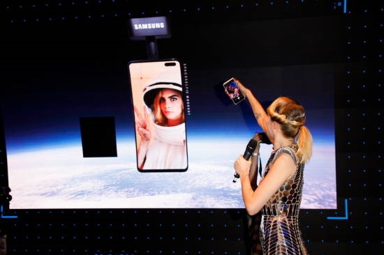 삼성전자는 우주에서 셀카 사진을 찍을 수 있는 스페이스 셀피(Space Selfie) 마케팅 캠페인을 진행해 소비자들의 이목을 집중시켰다. 사진=글로벌이코노믹 DB