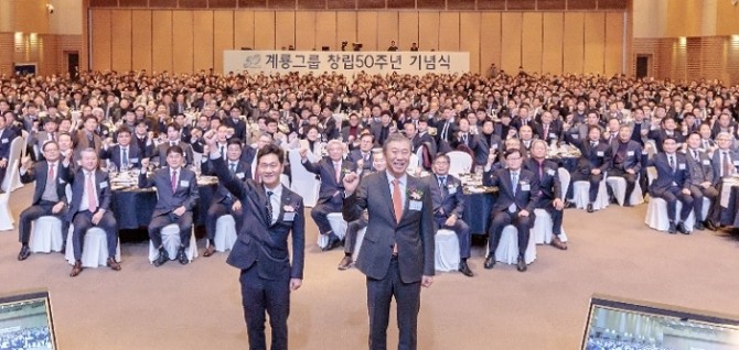 지난 20일 대전컨벤션센터에서 열린 계룡건설 창립 50주년 기념식에서 한승구 회장(앞줄 오른쪽)과 이승찬 사장(왼쪽)이 임직원들과 '100년 기업 도약'을 다짐하고 있다. 사진=계룡건설