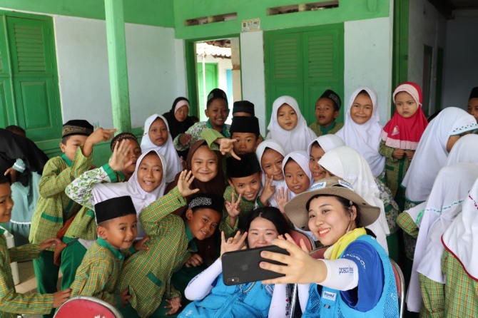 포스코 대학생봉사단 ‘비욘드(Beyond)’가 지난 11일부터 20일까지 인도네시아에서 봉사활동을 펼치며 수혜학교 학생들과 함께 셀카를 찍고 있다. 사진=포스코