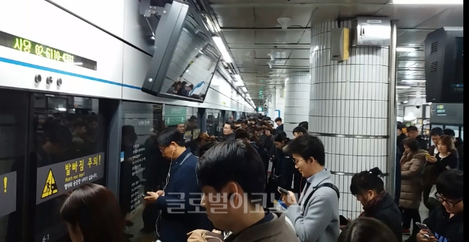 서울 지하철 사당역에서 퇴근시간에 시민들이 열차를 기다리고 있다. 사진=김철훈 기자 