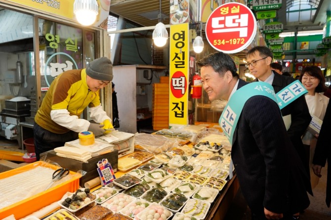 21일, 대전 도마큰시장에서 김학도 중소벤처기업부 차관이 온누리상품권을 이용해 새해맞이 물품 구매하고 있다. 사잔=중소벤처기업부