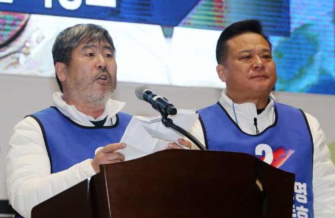 한국노동조합총연맹(한국노총)이 21일 오후 서울 송파구 잠실실내체육관에서 '제27대 위원장 및 사무총장 선거'를 개최해 김동명 전국화학노동조합연맹 위원장(왼쪽)과 이동호 전국우정노조 위원장(오른쪽)을 각각 차기 위원장과 사무총장으로 선출했다. 사진=뉴시스 