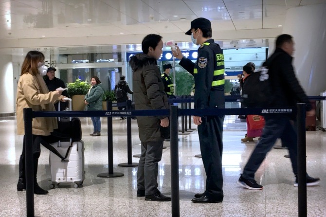 우한 폐렴 검사하는 공항 보안요원. 사진=뉴시스