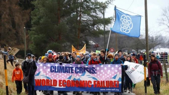 환경운동가들이 세계경제포럼이 열리고 있는 스위스 다보스에서 기후변화 대책을 요구하는 시위를 벌이고 있다. 사진=로이터