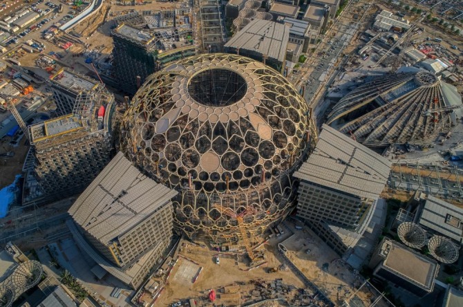2020년 세계 박람회가 열릴 예정인 두바이의 ‘알 와슬 돔’ 건축 현장(왼쪽). 사진=로이터