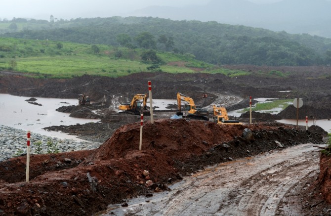 브라질 광산회사 발레가 브로마지뉴 광산댐을 건설하고 있다. 지난해 세계는 천연자원을 연간 1000억 톤을 사용했지만 원자재 재활용은 오히려 감소했다. 사진=로이터
