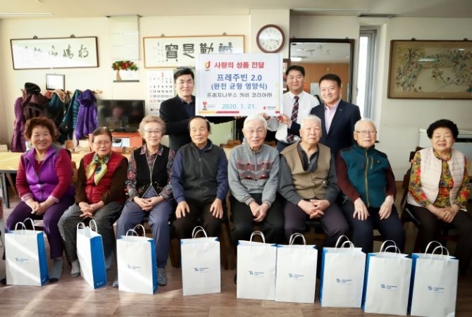 박주호 대표(사진 뒷쪽 가장 오른쪽)가 김창수 서울중구 광희동장(사진 가장 왼쪽)과 중구 광희동 어르신들을 만나 프레주빈 제품을 전달하고 기념촬영을 하고 있다. 사진=프레지니우스카비코리아