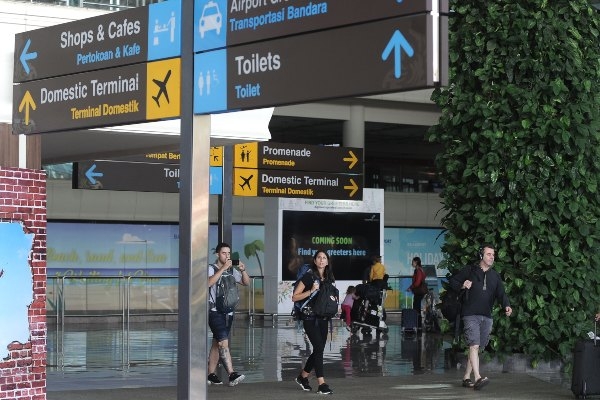 인도네시아 '응우라라이 공항' 여객터미널에서 관광객들이 나오고 있다. 사진=인도네시아 뉴스매체 '비스니스(Bisnis)' 