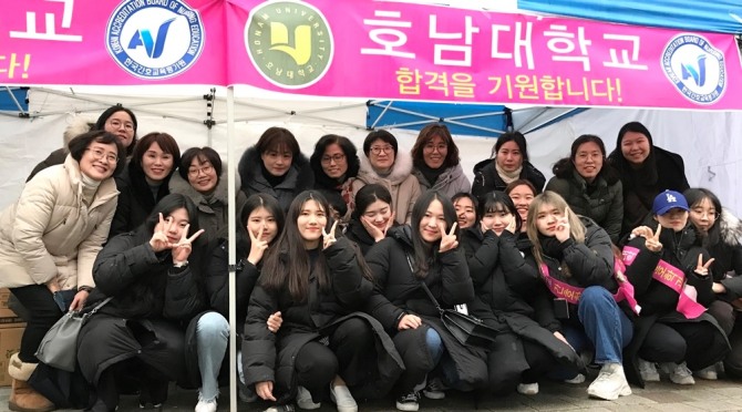 호남대학교 간호학과(학과장 유혜숙)는 1월 22일 광주 성덕중학교에서 치러진 ‘제60회 간호사 국가고시’ 응시생들의 전원 합격을 기원하는 응원 행사를 가졌다. /호남대학교=제공