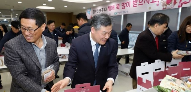 명절을 맞아 한국국토정보공사 직원들이 22일 명절 선물꾸러미를 포장하고 있다. 사진 한국국토정보공사 제공