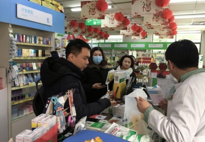 중국에서 설명절인 춘제를 앞두고 신종 코로나 바이러스에 의한 폐렴 감염이 확산되고 있다. 사진은 베이징의 약국에서 마스크를 구입하는 남성. 사진=로이터