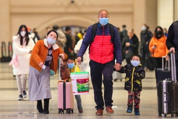 중국 후베이성 우한의 한커우(漢口)역에서 여행객들이 마스크를 쓴 채 이동하고 있다. 사진=AP/뉴시스)