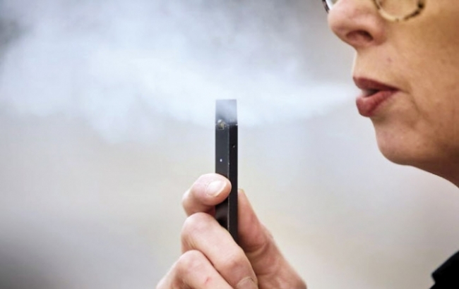 사진은 전자담배를 피우고 있는 한 남성.