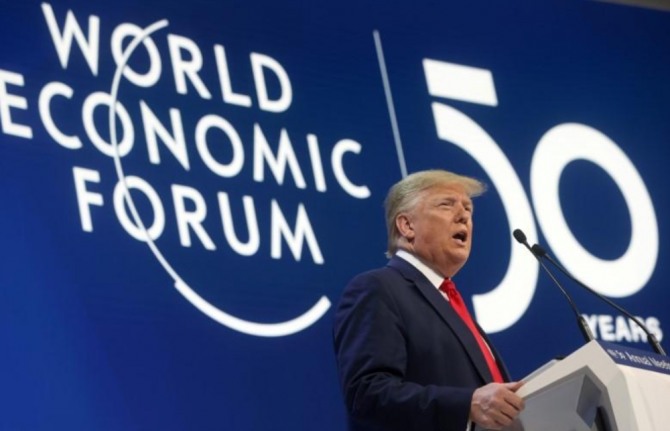 도널드 트럼프 미국 대통령이 지난 21일(현지시간) 스위스 다보스에 열리고 있는 세계경제포럼 연례총회에 참석해 기조연설하고 있다. 사진=로이터