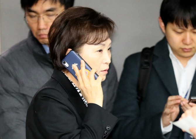김현미 국토교통부 장관이 23일 오전 정부세종청사에서 열린 국정현안점검조정회의에서 통화를 하며 자리로 향하고 있다. 사진=뉴시스