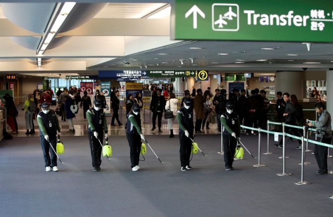 인천국제공항 제1여객터미널 입국장에서 인천국제공항 위생소독용역 직원들이 방역작업을 하고 있다.[사진=뉴시스]