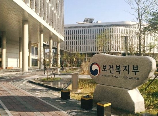 보건복지부는 앞으로 어린이집 보조교사와 연장보육교사 등 교사들 4대 사회보험과 퇴직적립금 등 사용자 부담금을 30% 지원한다. 