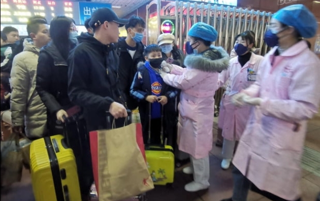 중국 정부는 23일 ‘우한폐렴’의 발원지인 우한시를 일시봉쇄하는 긴급조치를 내렸다. 우한에서 남동쪽으로 510여㎞ 떨어진 잉탄시의 기차역에서 검역원들이 승객의 체온을 재고 있다.