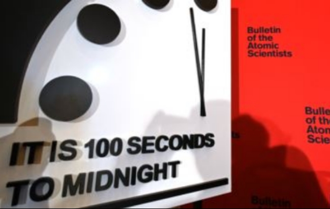 핵전쟁으로 인한 인류멸망을 경고하는 '지구종말시계'가 23일(현지시간) 마지막 순간까지 100초 전으로 더욱 앞당겨졌다.