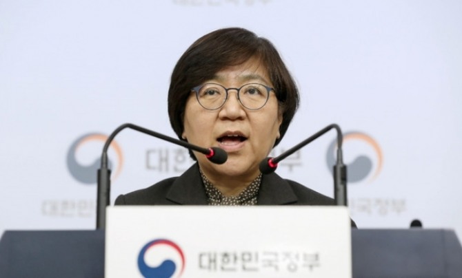 정은경 질병관리본부장이 지난 23일 오전 서울 종로구 정부서울청사 별관에서 '설 연휴 대비 신종 코로나바이러스 감염 주의 관련 브리핑'을 하고 있다. 사진=뉴시스