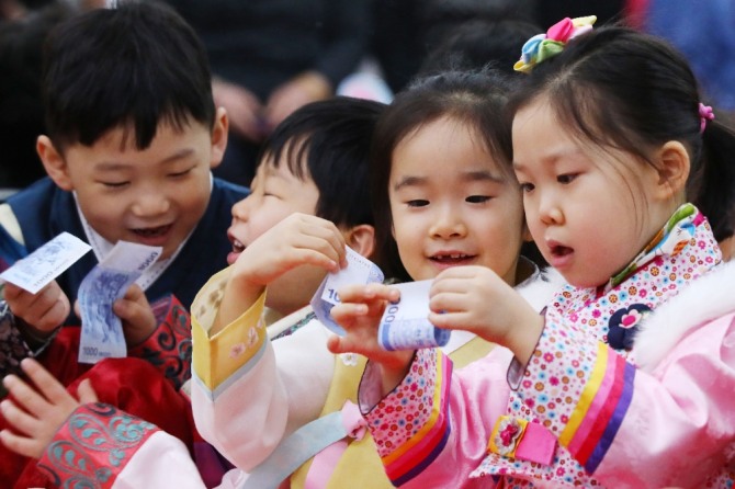 한복을 입은 어린이들이 지난 20일 서울 송파구 송파경로문화센터에서 세뱃돈을 받고 즐거워하고 있다. 사진=뉴시스