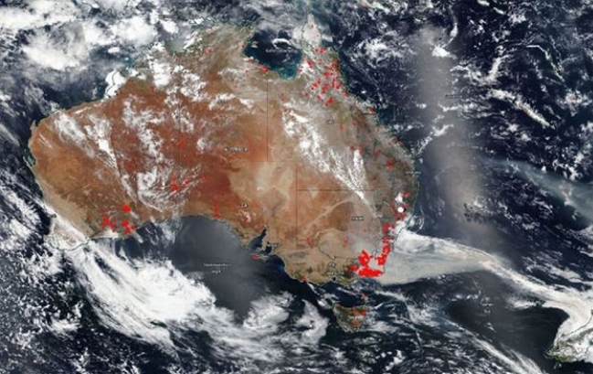 영국 기상당국이 24일(현지시간) 올해 이산화탄소(CO2) 농도가 역대 최대치를 기록할 것이며 그 중 20%는 호주산불의 영향이 될 것이라고 전망했다. 사진은 위성에서 포착한 호주 산불.