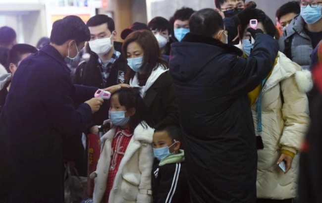 중국이 신종 코로나바이러스 확산으로 그 어느 때보다 우울한 춘제 연휴를 맞고 있다. 사진은 23일 항저우역에서 우한에서 도착한 귀성객의 체열을 검역원들이 체크하는 모습