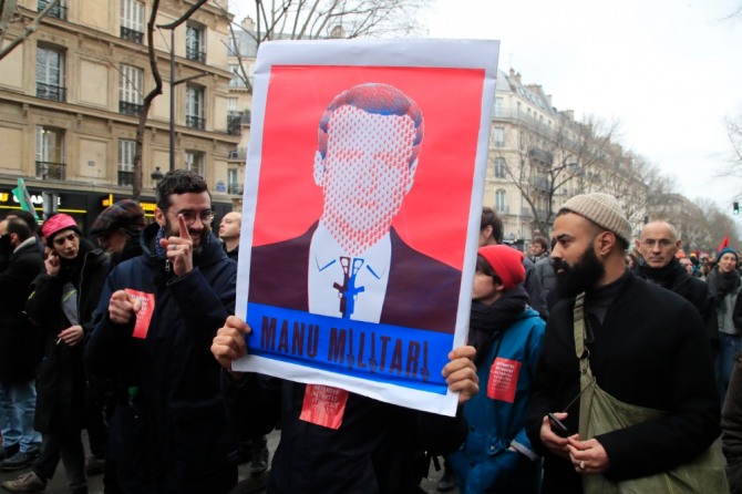 지난 ]9일(현지시간) 프랑스 수도 파리에서 정부의 연금 개편에 반대하는 4차 총파업이 진행되고 있다. 사진은 시위대가 에마뉘엘 마크롱 프랑스 대통령의 모습을 딴 사진을 들고 행진하는 모습. 사진=뉴시스