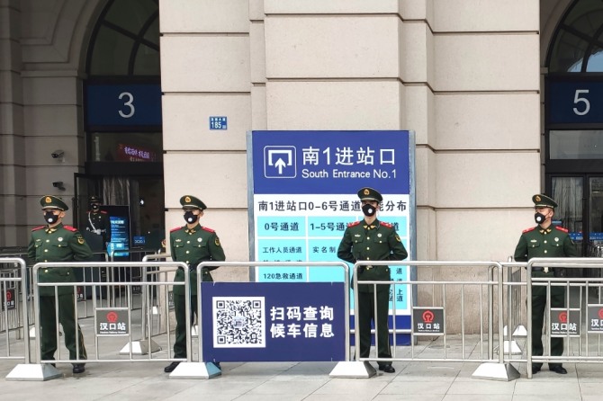폐렴사태로 봉쇄령이 내려진 23일 중국 우한에서 경찰들이 폐쇄된 기차역 앞을 지키고 있다. 사진=AP/뉴시스