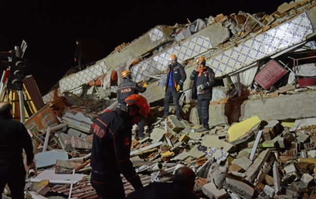 24일(현지시간) 규모 6.8의 지진이 발생한 터키 동부 엘라지의 건물 붕괴현장에서 구조대와 경찰이 수색 및 구조작업을 벌이고 있다.