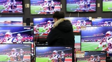 컨슈머리포트가 26일 미국프로풋볼(NFL) '슈퍼볼'(Super bowl)을 시청하기에 좋은 TV로 LG전자와 삼성전자 제품을 5개씩 추천했다.사진=연합뉴스