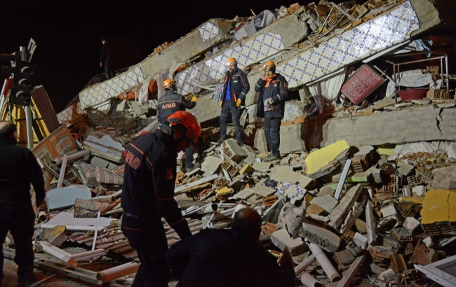 구조팀이 현지시간 25일 붕괴된 건물 속에서 생존자 구조작업을 하고 있다.