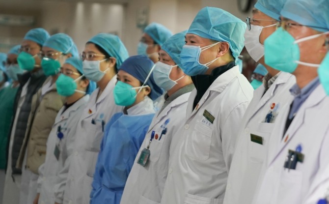 지난 22일(현지시간) 중국 후베이성 우한의 화중기술과학대학 통지의학원 병설 유니온 병원에서 의료진이 신종 코로나바이러스인 '우한 폐렴'과의 전쟁을 선포하고 있다. 사진=뉴시스