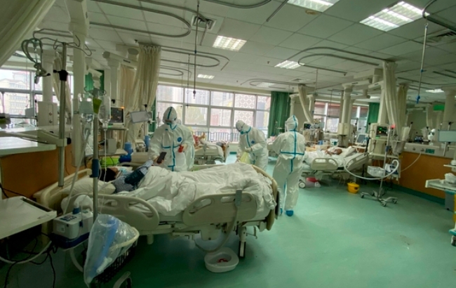 사진은 25일 우한 중앙병원에서 의료진이 ‘우한폐렴’ 확진환자들을 진료하고 있는 모습.
