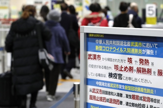  신종 코로나바이러스에 의한 것으로 의심되는 '우한 폐렴'이 확산하고 있는 가운데 22일 일본 간사이(關西)공항에 신종 코로나바이러스 확산을 막기 위한 안내문이 설치돼 있다.사진=연합뉴스