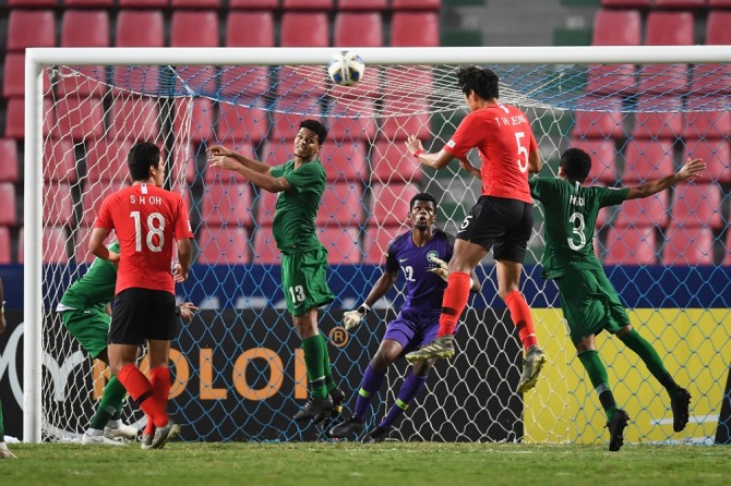 정태욱(5번)이 26일(현지시간) 태국 방콕의 라자망갈라 경기장에서 열린 아시아축구연맹(AFC) U-23 챔피언십 사우디아라비아와의 경기 연장 후반 헤딩슛을 하기 위해 점프하고 있다. 김학범 감독이 이끈 대한민국은 사우디와의 0-0 무승부 이후 연장 후반 8분 터진 정태욱의 결승 골로 1-0으로 승리해 이 대회 첫 우승을 차지했다. 사진=뉴시스