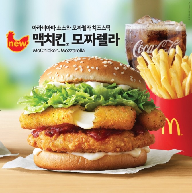 맥도날드는 지난해 한정 판매로 출시했던 ‘맥치킨 모짜렐라(사진)’를 고정 메뉴로 추가해 선보인다고 밝혔다. 사진=맥도날드