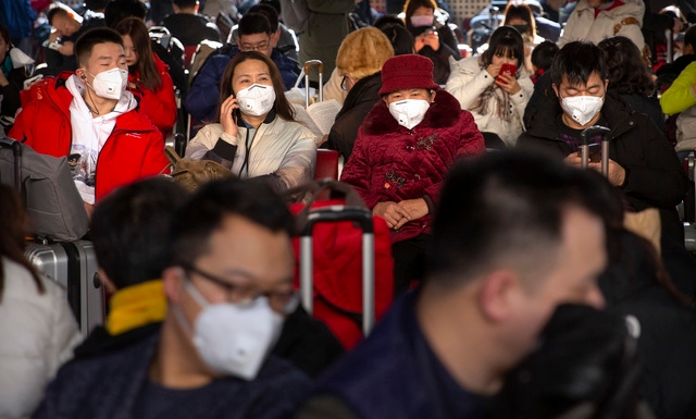 승객들이 중국 베이징 기차역에서 마스크를 쓰고 열차를 기다리고 있다.사진=뉴시스