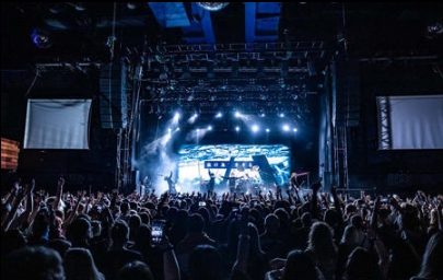 러시아 상트페테르부르크에서 공연하는 일본의 록밴드 디르 앙 그레이.