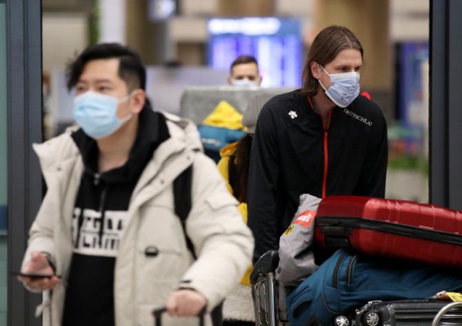  국내에서 네번째 신종 코로나바이러스 감염증 '우한 폐렴' 확진환자가 발생한 가운데 27일 오후 인천국제공항 제1여객터미널에서 마스크를 쓴 승객들이 입국하고 있다. 질병관리본부는 '우한 폐렴'으로 불리는 신종 코로나바이러스 감염증 확산을 막기 위해 내일(28일)일부터 중국에서 들어오는 모든 입국자의 건강상태질문서 제출을 의무화하기로 했다. 사진=뉴시스