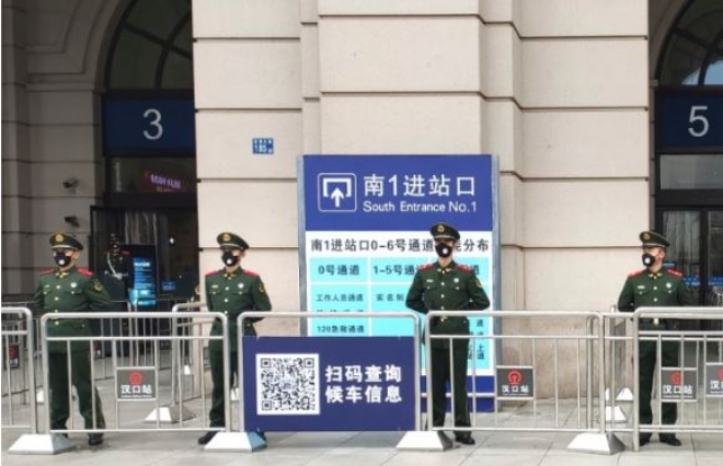 폐렴사태로 봉쇄령이 내려진 23일 중국 우한에서 경찰들이 폐쇄된 기차역 앞을 지키고 있다. 사진=AP/뉴시스