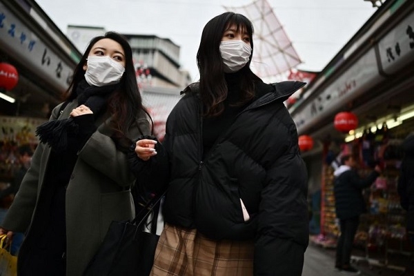 일본 도쿄도 다이토 구 아사쿠사에 있는 관광지 센소지(淺草寺)에서 마스크를 한 채 관람하고 있는 여성관광객들. 