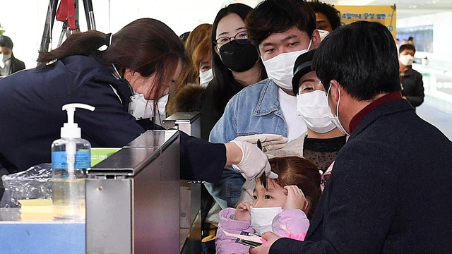 28일 인천국제공항 검역담당자들이 중국 항저우발 항공기 탑승객들을 대상으로 발열 검사를 하고 있다.사진=뉴시스