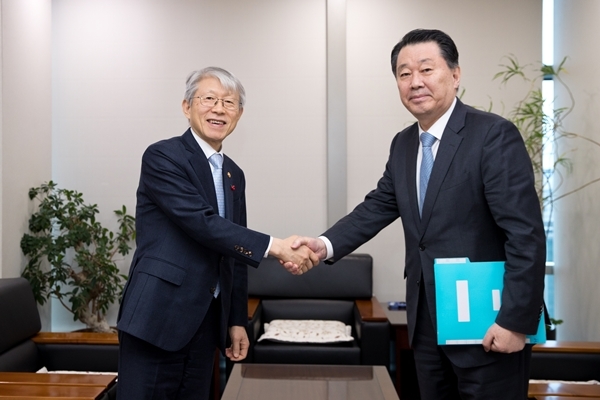 최기영 과학기술정보통신부 장관이 28일 오후 서울 중구 서울중앙우체국에서 김성진 한국케이블TV방송협회장을 만나 케이블TV 산업계 현안과 발전방향에 대해 논의하고 있다. 사진=과학기술정보통신부